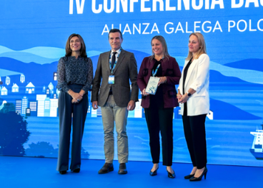 Recogida del galardón por parte de Froiz