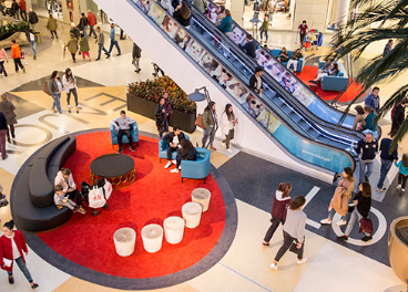 Interior de un centro comercial de Larry Smith