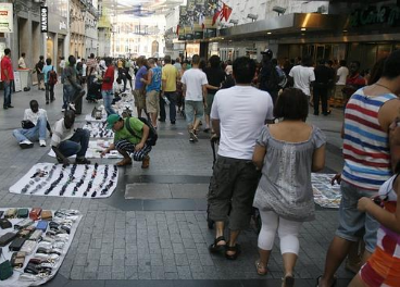 Manteros en una céntrica calle de Madrid