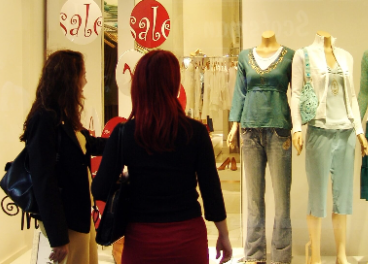 Clientas frente a un escaparate de moda