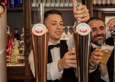 Hosteleros con cervezas Amstel