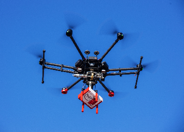 Dron con productos de Coca-Cola