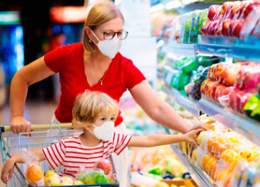 Compradores en supermercado