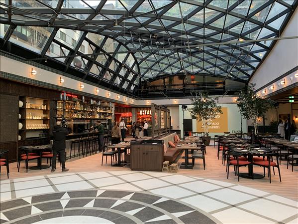 Zona de restauración con lucernario