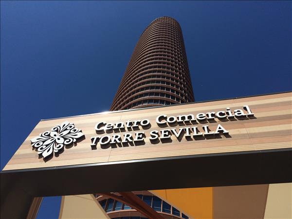 Torre Sevilla, junto al rascacielos