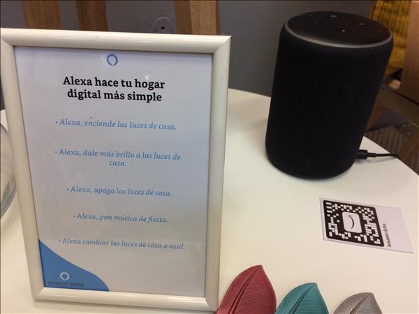 El visitante puede interactuar con Alexa