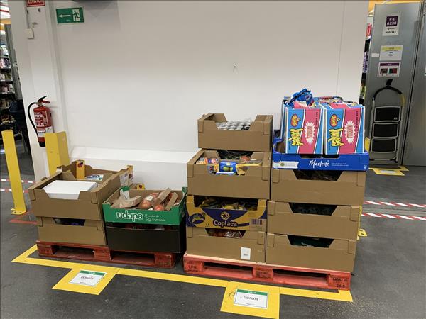 El centro realiza donaciones de frescos a diario
