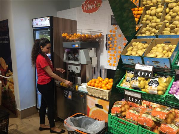 Ofrece zumo de naranja natural y recién exprimido